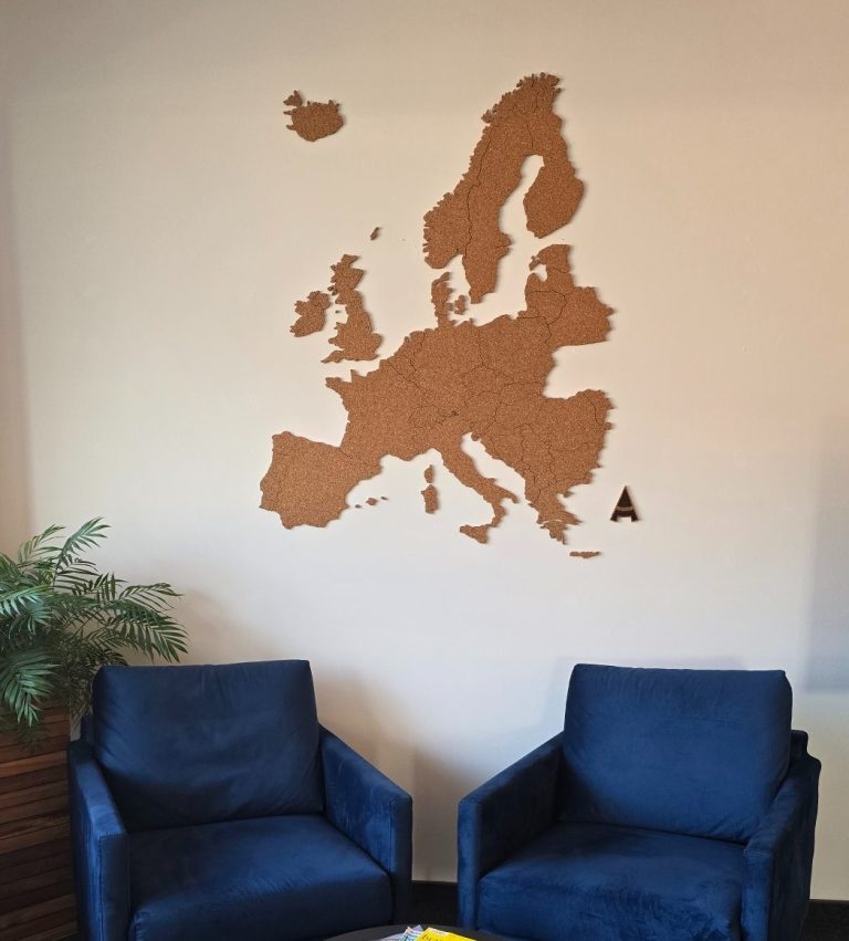 Europakarte aus Kork 140x110cm - Angeheuert Recruiting GmbH